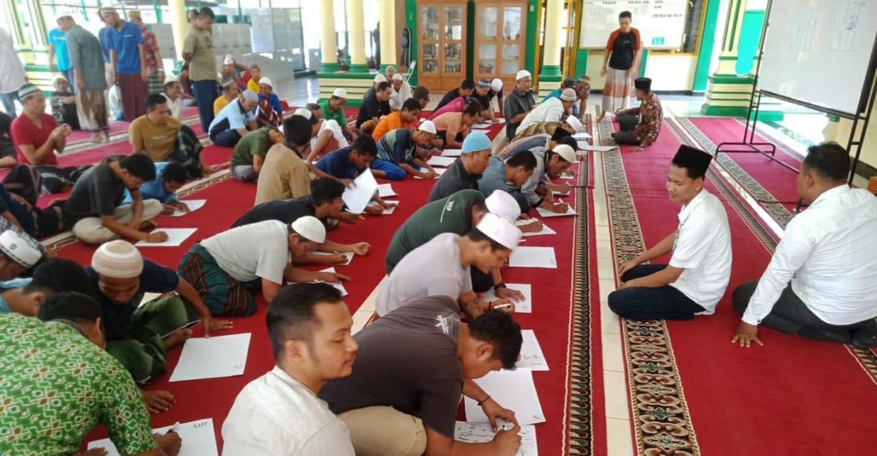 Warga binaan saat mengikuti kegiatan pembinaan Seni Kaligrafi Islam di Masjid At-Taubah Lapas Kelas IIA Pematangsiantar, Rabu (5/6).(Waspada/ist)