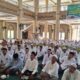 Kasi PHU Kankemenag Aceh Timur, H Muzakir, membimbing Jamaah Calhaj Tahun 2024 di Masjid Agung Darussalihin Idi, baru-baru ini. Waspada/H. Muhammad Ishak