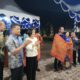 BUPATI Samosir, Vandiko Gultom bersama Wakil Bupati, Martua Sitanggang memberikan cendramata berupa ulos kepada mantan Kajari Samosir Andi Adikawira Putera dan kepada Kajari Samosir, Karya Graham Hutagaol. Waspada/ Valen.