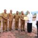 Pj Bupati Aceh Besar Muhammad Iswanto menyerahkan Surat Keputusan Pegawai Pemerintah dengan Perjanjian Kerja (PPPK) kepada 93 orang pegawai di lingkungan Pemerintah Kabupaten Aceh Besar, Senin (3/6). (Waspada/Ist)