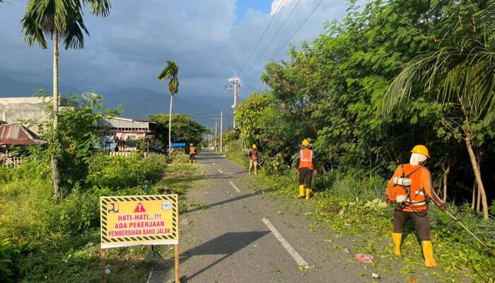 PUPR Agara Bersihkan Rumput Liar Jalan Utama