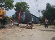 Bus Cahaya Kembar Jaya Terbalik Di Jalinsum Alur Dua