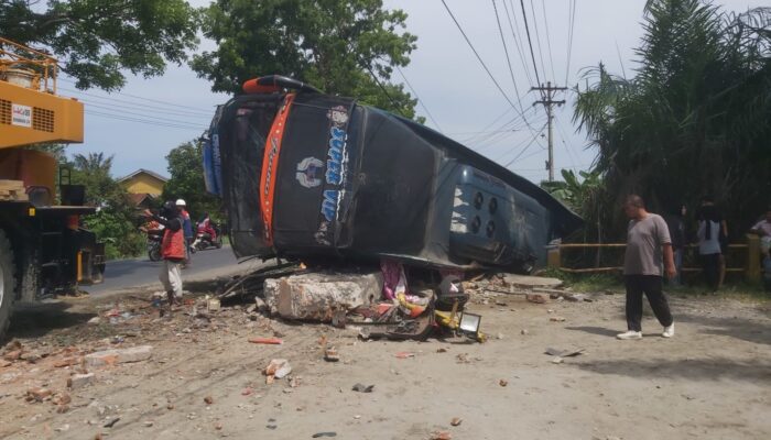Bus Cahaya Kembar Jaya Terbalik Di Jalinsum Alur Dua