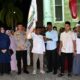 Pj Bupati Aceh Timur Ir Mahyuddin MSi, didampingi unsur Forkopimda dan pejabat terkait melepas jamaah calon haji di depan Masjid Agung Darussalihin Idi, Kamis (6/6) malam. Waspada/H. Muhammad Ishak