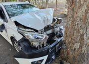 Hindari Mobil Lain, Toyota Yaris Tabrak Pohon Asam