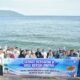 Sejumlah ASN dan rombongan Rombongan IKAPTK Aceh foto bersama usai bersih-bersih pantai. (Waspada/ist).