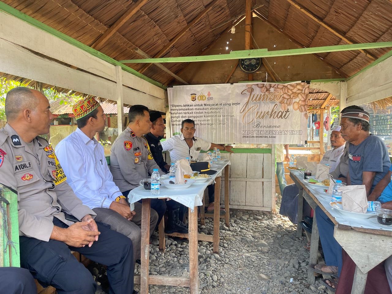 Jumat Curhat Kapolsek Seunagan Timur di Desa Cot Manyang bersama masyarakat, Jumat (7/6).(Waspada/Muji Burrahman)