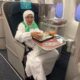 Almarhumah Ruhamah saat dalam pesawat ditempatkan di seat kelas bisnis menuju ke Makkah beberapa waktu lalu.(Waspada/Ist)