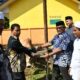 Sekdakot Langsa, Ir Said Mahdum Majid, saat menyerahkan sejumlah hewan kurban kepada gampong-gampong dalam wilayah Pemko Langsa, Sabtu (15/6). Waspada/Rapian