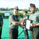 Dandim 0117/Aceh Tamiang, Letkol Inf Andi Ariyanto, menyerahkan piagam penghargaan kepada dua Babinsa terbaik dalam penurunan stunting di desa binaannya, Senin (10/6).Waspada/Yusri