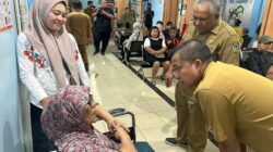 Pj Wali Kota Tebingtinggi, Dr Moettaqien Hasrimi, S.STP, M.Si saat berbincang dengan pasien RSKP Kota Tebingtinggi. Waspada/Kristian Brahmana