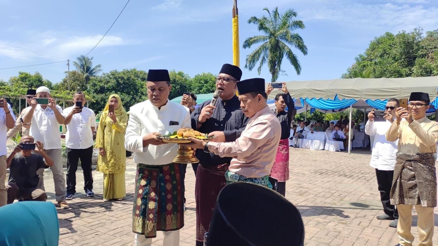 Pelaksanaan adat istiadat upah - upah dilakukan oleh 3 wakil Zuriat Negeri Padang yang disebut Tigo Setali Negeri Padang, yaitu turunan Raja Jamta, Datuk Bandar dan Syekh Hasyim. Waspada/Ist