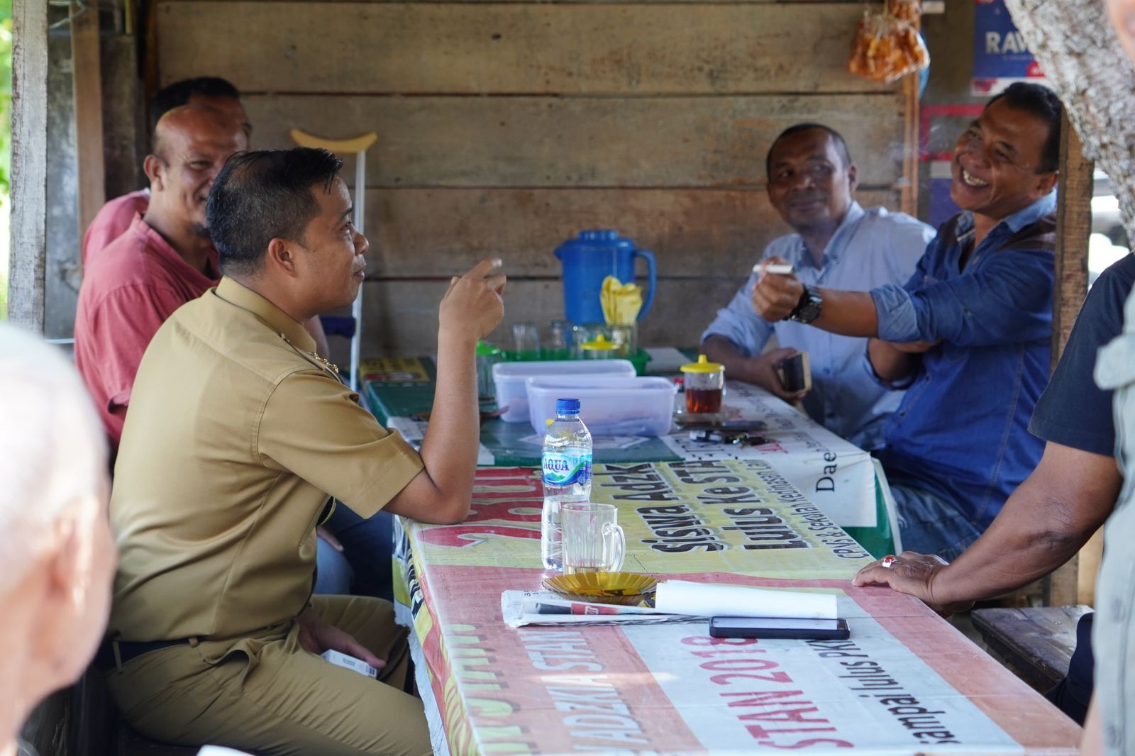 Pj Wali Kota Tebingtinggi, Dr Moettaqien Hasrimi, S.STP, M.Si saat ngopi santai dengan para Kepling. Waspada/Kristian Brahmana