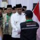 Pj Bupati Aceh Selatan Cut Syazalisma menyerahkan bendera merah putih kepada ketua kloter pelangi (kloter 12) usai melepas di Aula Jeddah Asrama Haji Banda Aceh, Minggu (09/06/24) sore.(Waspada/T.Mansursyah)