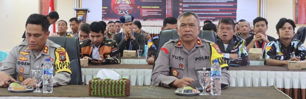 Kapolres Pematangsiantar AKBP Yogen Heroes Baruno (kiri depan) bersama Wakapolres Kompol Ahmad Wahyudi, Pju Polres, para ketua dan wakil ketua organisasi kepemudaan dan mahasiswa serta tamu undangan lainnya mengikuti dialog virtual penguatan internal Polri secara daring di Mapolres, Jl. Jend. Sudirman, Senin (10/6).(Waspada-Ist).