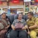 Pj Wali Kota Tebingtinggi, Dr Moettaqien Hasrimi, S.STP, M.Si saat berbincang dengan warga yang berurusan di Mal Pelayanan Publik (MPP) Kota Tebingtinggi. Waspada/Kristian Brahmana