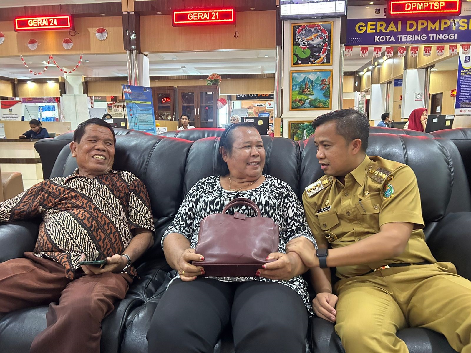 Pj Wali Kota Tebingtinggi, Dr Moettaqien Hasrimi, S.STP, M.Si saat berbincang dengan warga yang berurusan di Mal Pelayanan Publik (MPP) Kota Tebingtinggi. Waspada/Kristian Brahmana