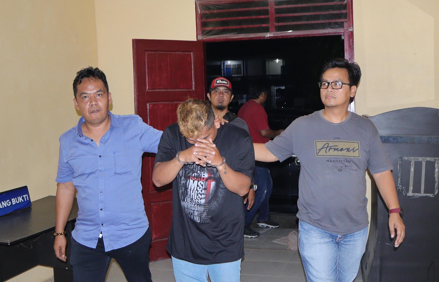 Pelaku MJS saat diamankan di kantor Satreskrim Polres Simalungun.(Waspada/ist)