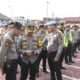 KAPOLRES Samosir AKBP Yogie Hardiman saat mengecek ponsel personelnya. Waspada/Ist.
