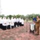 Pj Bupati Aceh Besar Muhammad Iswanto melantik 14 orang kepala sekolah jajaran Dinas Pendidikan dan Kebudayaan Kabupaten Aceh Besar di halaman Kantor Bupati Aceh Besar, Kota Jantho, Senin (3/6). (Waspada/Ist)