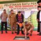Pj Gubernur Aceh, Bustami Hamzah melakukan peletakan batu pertama pembangunan Rumah Sakit Putri Bidadari Aceh Besar di Gampong Lamreung, Kecamatan Darul Imarah, Aceh Besar, Senin (10/6). (Waspada/Ist)