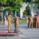 Pj Wali Kota Banda Aceh, Amiruddin, memimpin apel gabungan Pemko Banda Aceh di halaman Balai Kota, Senin (10/6). (Waspada/Zafrullah)
