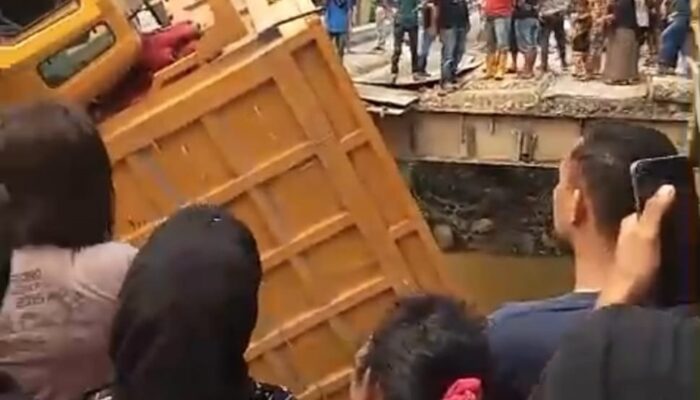 Jembatan Titi Besi Sei Batangserangan Ambruk, 1 Truk Terperosok