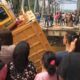 Jembatan Titi Besi Sei Batangserangan ambruk saat dilintasi dump truk bermuatan material bangunan, Selasa (11/6/24) sore sekira pukul 17.30 WIB. Waspada/ist