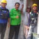 Wakabid OKK, DPC PPP Kota Langsa, Heriyanto Ginting, saat melakukan pengecekan terhadap rumah warga yang menerima BPBL dari PPP di Kota Langsa, Senin (3/6). Waspada/Ist.