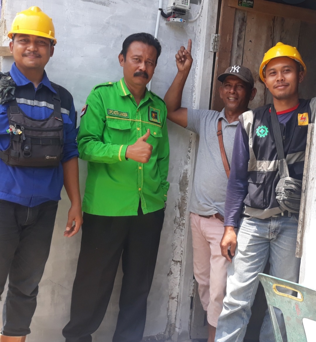 Wakabid OKK, DPC PPP Kota Langsa, Heriyanto Ginting, saat melakukan pengecekan terhadap rumah warga yang menerima BPBL dari PPP di Kota Langsa, Senin (3/6). Waspada/Ist.