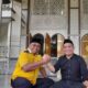 Senyum sumringah pasangan calon bupati dan wakil bupati Dulmusrid-Al Hidayat Bancin saat bertemu di beranda Masjid Agung Nurul Makmur Singkil, usai dikonfirmasi Waspada, Selasa (11/6/2024). WASPADA/Ariefh.