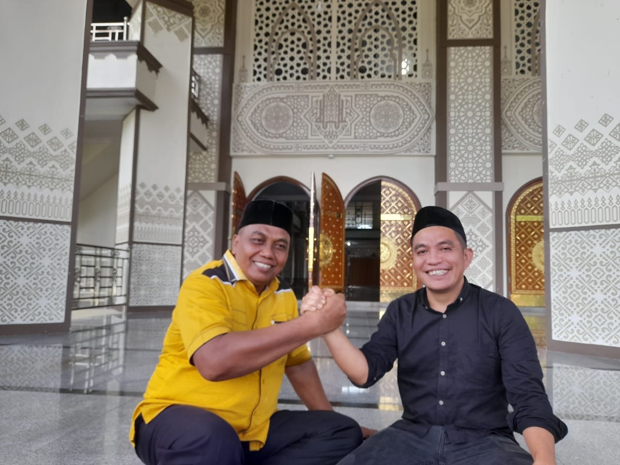 Senyum sumringah pasangan calon bupati dan wakil bupati Dulmusrid-Al Hidayat Bancin saat bertemu di beranda Masjid Agung Nurul Makmur Singkil, usai dikonfirmasi Waspada, Selasa (11/6/2024). WASPADA/Ariefh.