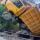 Jembatan Sei Air Tenang atau yang dikenal dengan "Titi Besi" perbatasan Kecamatan Padangtualang dan Batangserangan ambruk, Selasa (11/6/2024) sekitar pukul 17.05 WIB. Waspada/ist