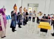 Bupati Simalungun Radiapoh H Sinaga saat memimpin pelantikan 4 pejabat Pemkab Simalungun dia aula Kantor Camat Bandar, Rabu (12/6).(Waspada/ist).
