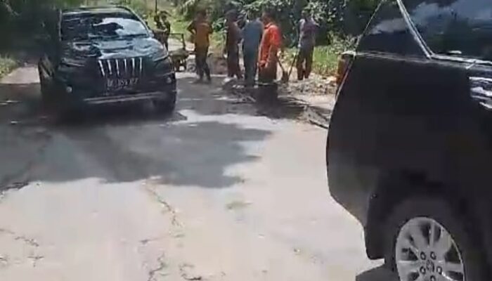 Tak Ada Perhatian Pemprovsu, Warga Gotong Royong Perbaiki Kerusakan Jalan Provinsi