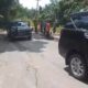 WARGA Kel. Tangkahan Batu, Kec. Brandan Barat,gotong royong memperbaiki kerusakan ruas jalan provinsi. Waspada/Asrirrais