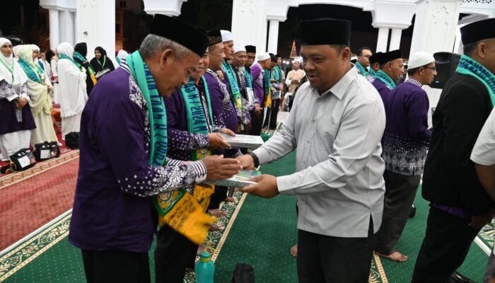 Sekda Sulaimi Lepas 47 Jamaah Calon Haji Aceh Besar