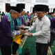 Sekdakab Aceh Besar, Sulaimi memberikan bingkisan dan ucapan selamat kepada Jamaah Calon Haji Kabupaten Aceh Besar Tahun 2024 di Masjid Ath-Thahirah Gampong Lamcot, Kecamatan Darul Imarah, Aceh Besar, Minggu (2/6) malam. (Waspada/Ist)