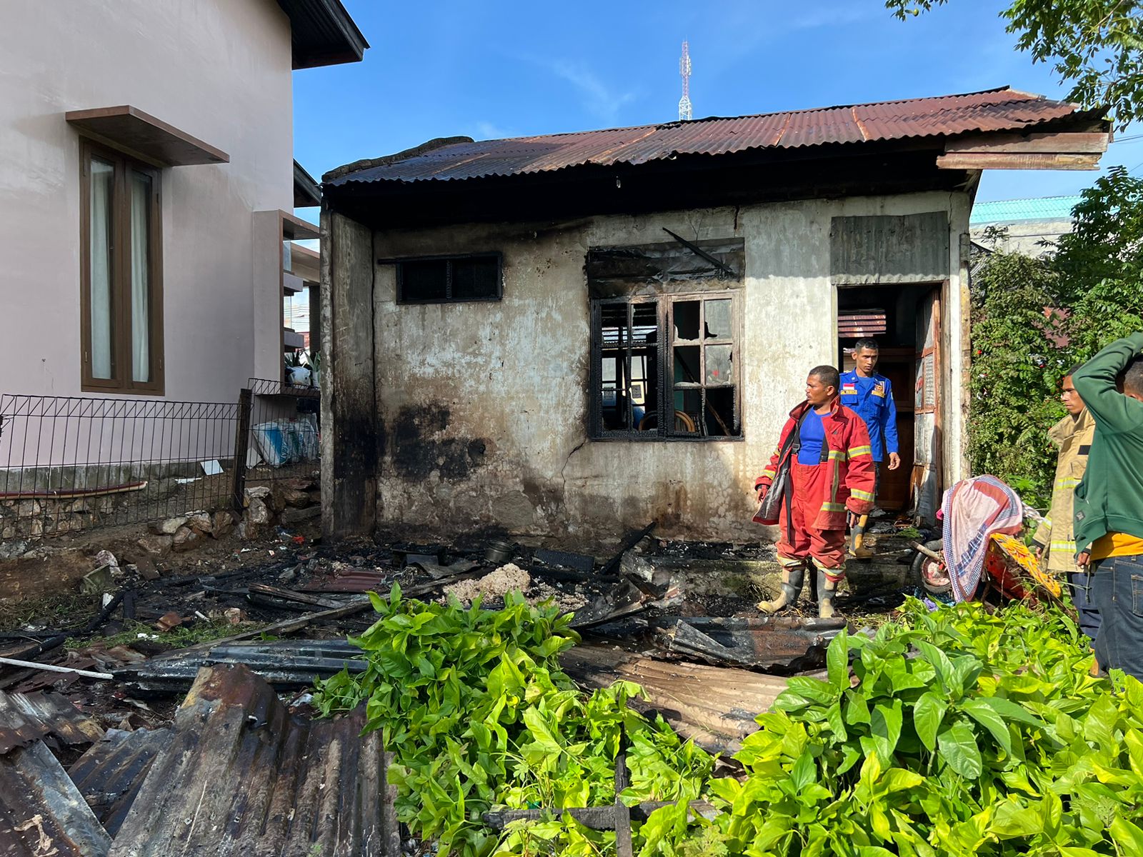 Satu rumah permanen yang sudah lama tidak dihuni, terbakar di komplek Gue Gajah Jl. Permai No.12, Kecamatan Darul Imarah, Kabupaten Aceh Besar, Sabtu (15/6). Kebakaran itu menghanguskan bagian dapur rumah tersebut. (Waspada/Ist)