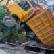 Truk terjungkal ke sungai setelah jembatan yang dilalui ambruk. (Waspada/ist)