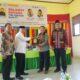 ASISTEN I Setdako, Khainuddin, SKM, MAP didampingi Ketua STIT Hafas, Safnial, MM menyerahkan plakat kepada BAN-PT, Prof. Dr. Risan Rusli, MA didampingi Dr. H. Supriyadi Ahmad, MA. (Waspada/Khairul Boangmanalu)