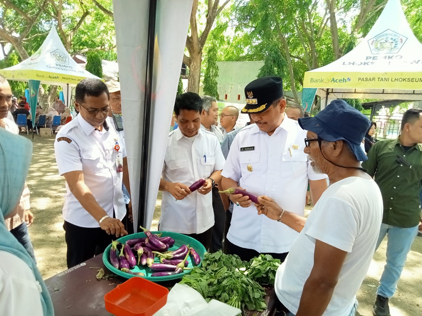 Pj Wali Kota Lhokseumawe A. Hanan memantau langsung pelaksanaan Pasar Tani yang di gelar DKPP di Desa Mon Geudong, Rabu (12/6), yang menyediakan kebutuhan pokok, sayur mayur dan komoditi lainnya dengan harga murah.Waspada / Zainuddin Abdullah