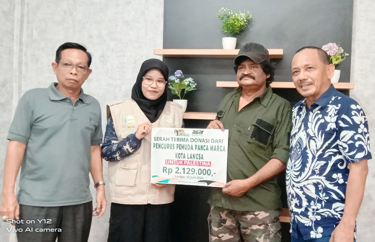 Serah terima donasi dari Pengurus PPM Kota Langsa melalui Relawan KSATRIA dari Asar Humanity Langsa, pada salah satu Caffe di Kota Langsa, Rabu (12/6). Waspada/Munawar