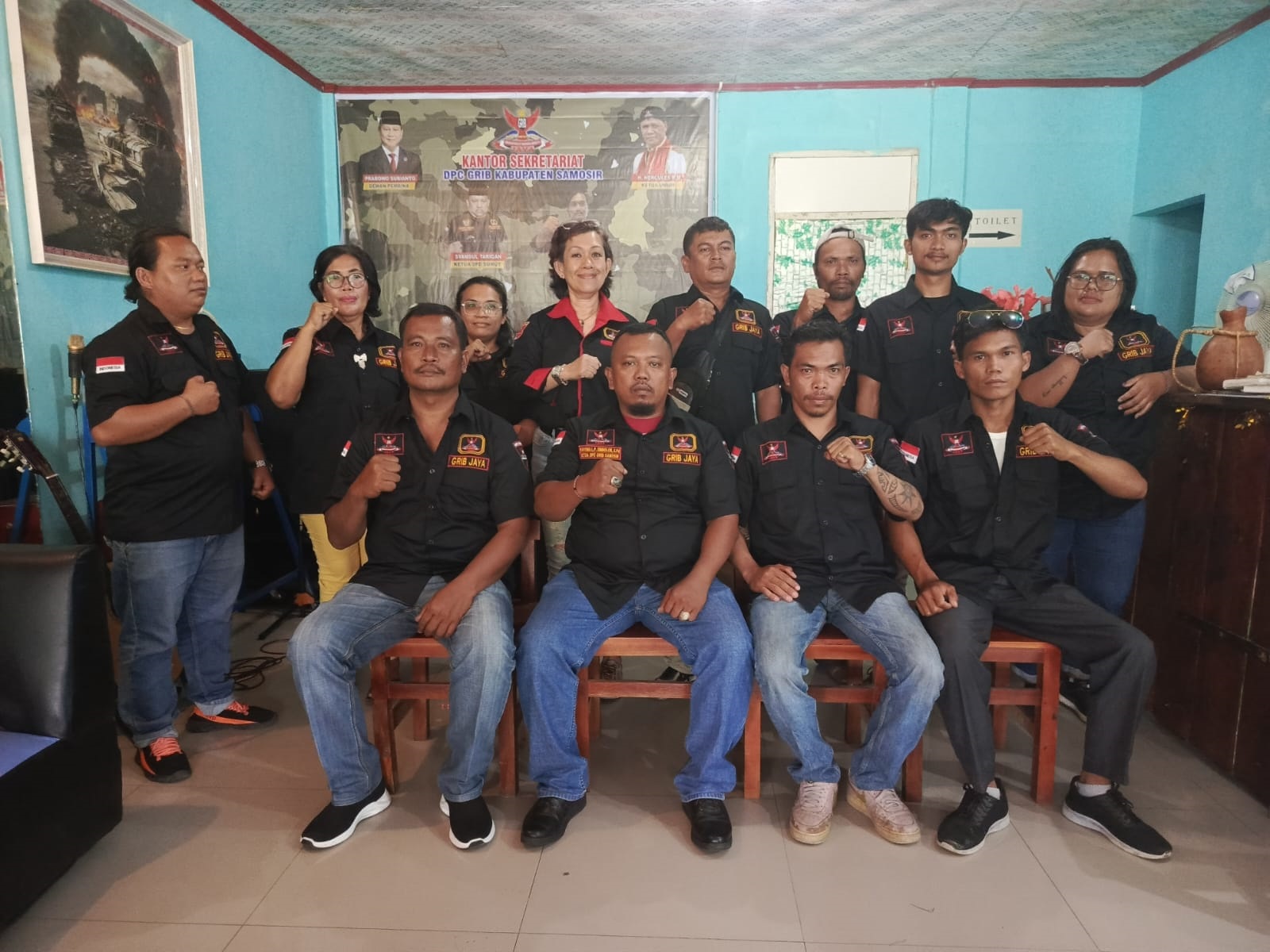 USAI menerima mandat, pengurus DPC dan PAC melaksanakan foto bersama. Waspada/Valen.