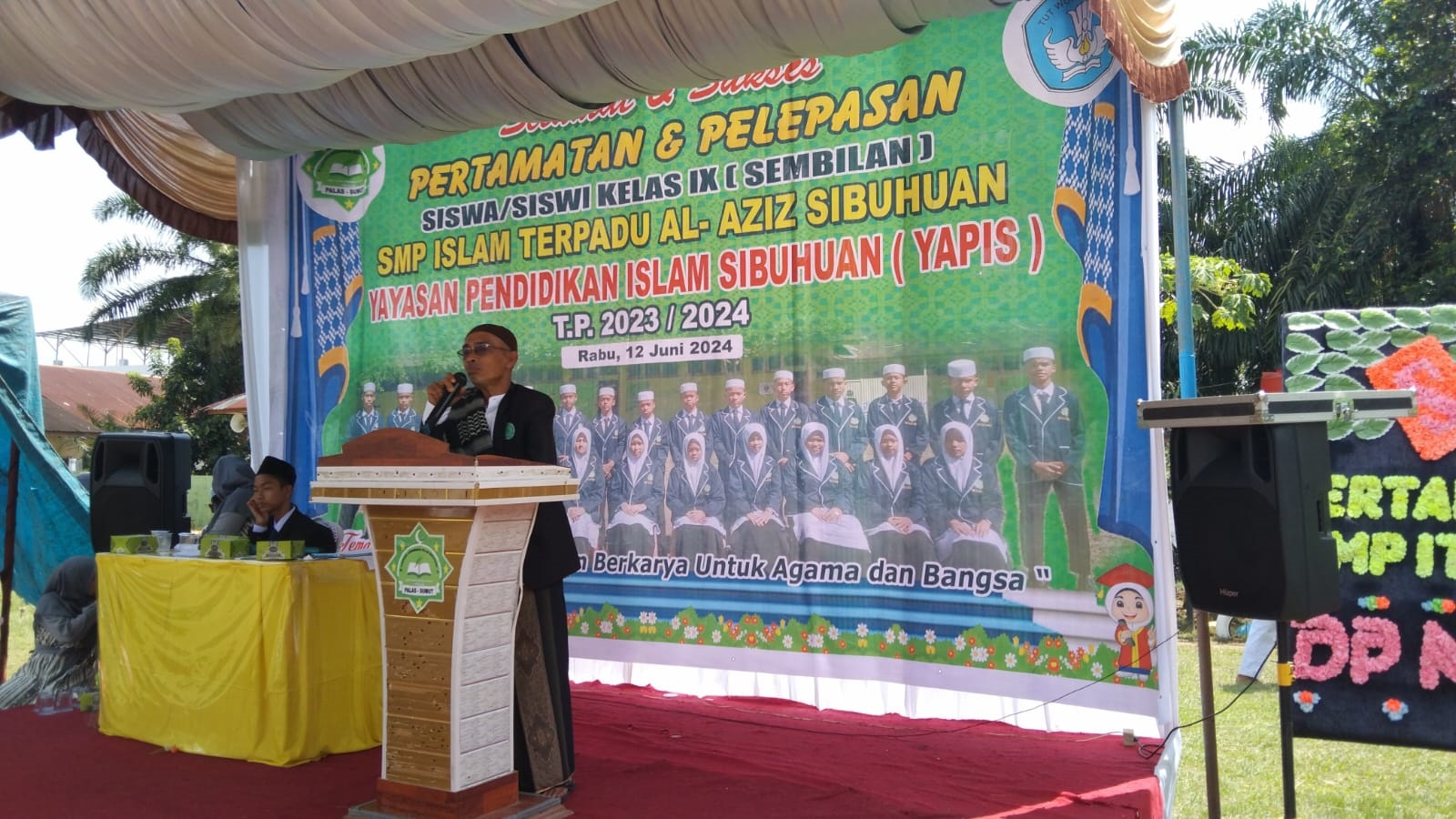 Penamatan Kelas IX SMP IT Al Azis Angkatan II Diwarnai Linangan Air Mata Penamatan Kelas IX SMP IT Al Azis Angkatan II Diwarnai Linangan Air Mata