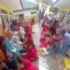 Tampak belasan siswa TK Jasa Bunda saat membasuh kaki ibu sebagai bukti pengabdian terhadap orang tua, di halaman sekolah, Jumat (14/6). Waspada/Rapian.