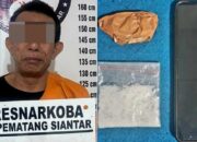 Sat Resnarkoba Polres Pematangsiantar meringkus terduga pelaku seorang residivis, pria DMH, 51, di Jl. Rakutta Sembiring, Kel. Nagapita, Kec. Siantar Martoba, Senin (17/6) pukul 00:10, karena memiliki narkotika jenis sabu-sabu dan menyita barang bukti sabu dan HP dari DMH.(Waspada-Ist).