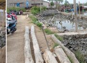 ALAT Berat bantuan Dinas PU PR Pemkab Batubara untuk pembuatan tembok penahan air pasang di sisi sungai tangkahan nelayan Dusun X Desa Suka Jaya, Kecamatan Tanjungtiram, Batubara.Waspada/Ist