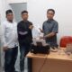 Ketua HIMMAH Palas Syaripudin Daulay bersama koordinator aksi Syukur Harahap menyerahkan laporan dugaan Pungli rekrutmen PPK dan PPS Pilkada Palas 2024 kepada staf Bawaslu Palas, Kamis (27/6) (Waspada/Muhammad Satio)