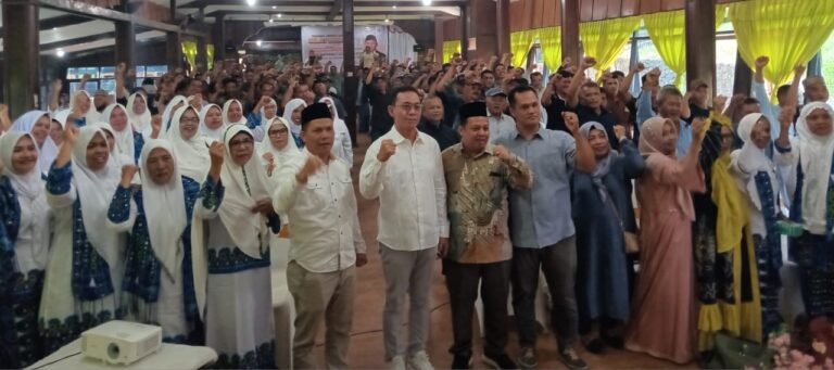 Gus Irawan bersama masyarakat Sipirok Narobi dari empat kecamatan di Tor Sibohi Nauli Hotel Tapsel. (Waspada/Ist)
